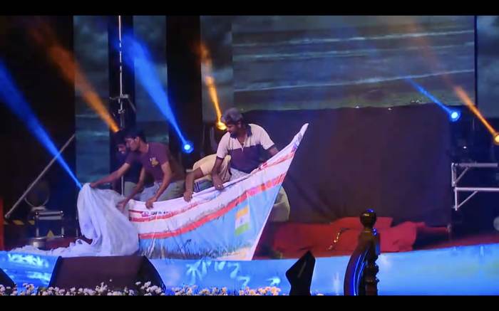 Theme show performance with a boat prop